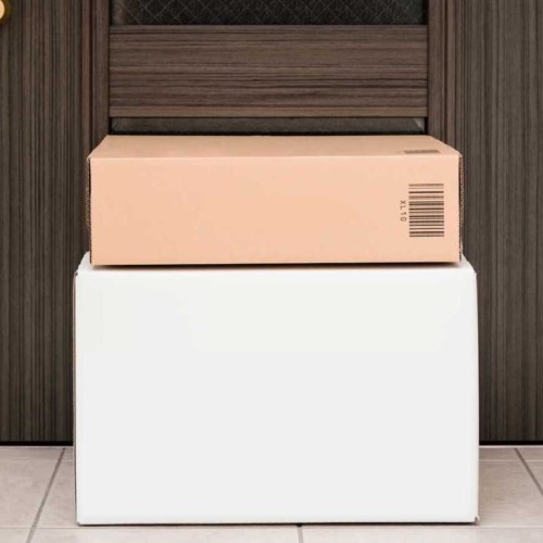 玄関前に置かれた段ボール