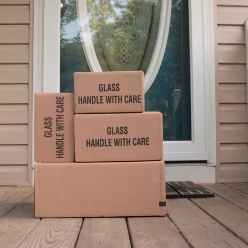 玄関前に置き配されている段ボール