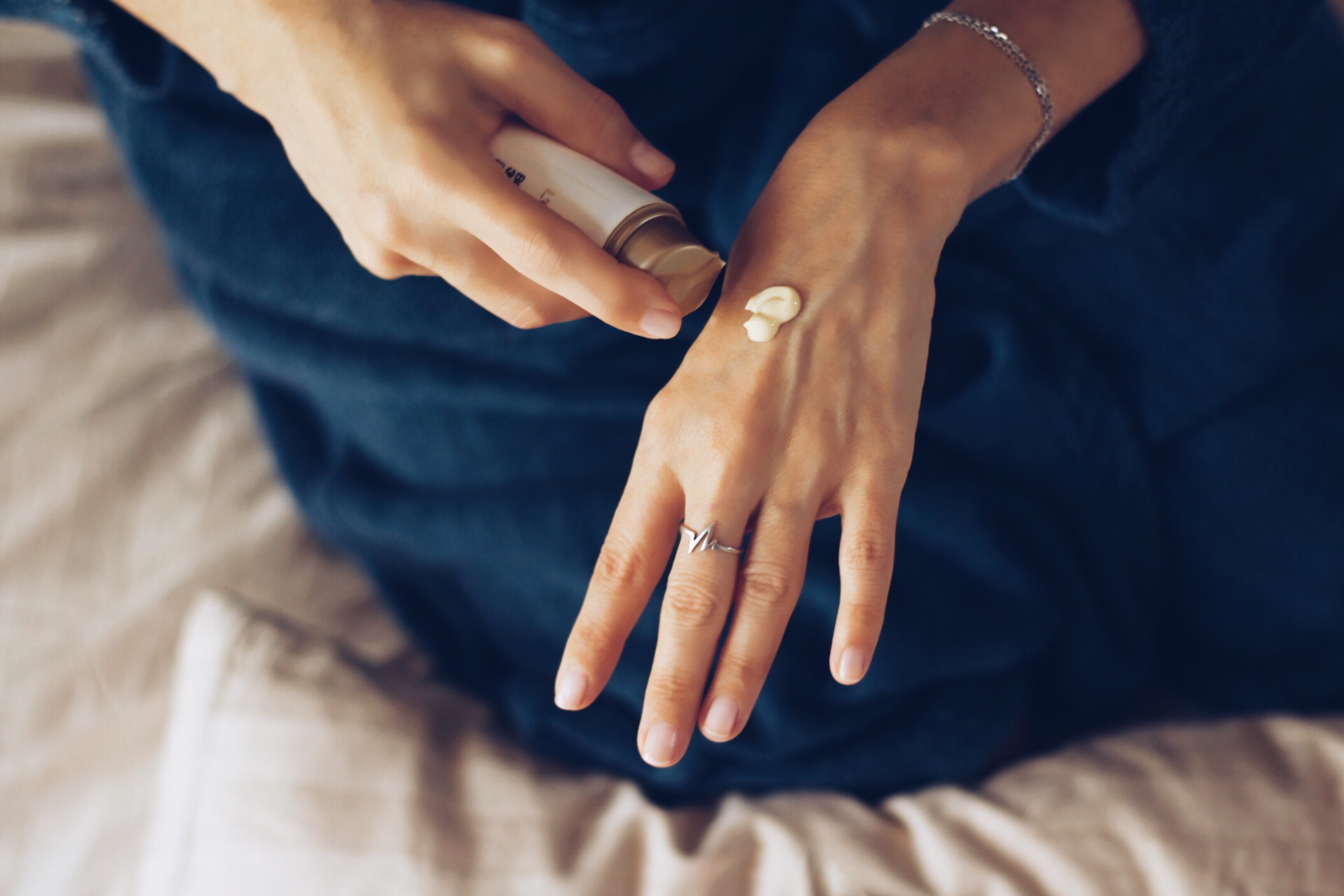 手を保湿している人