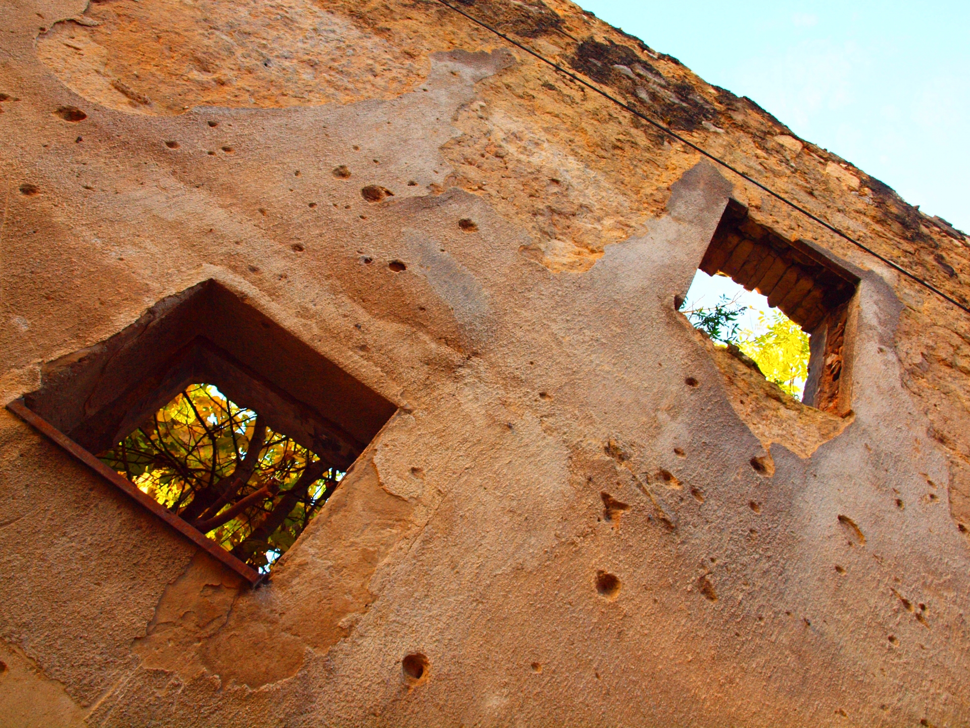紛争の傷跡がのこる廃墟