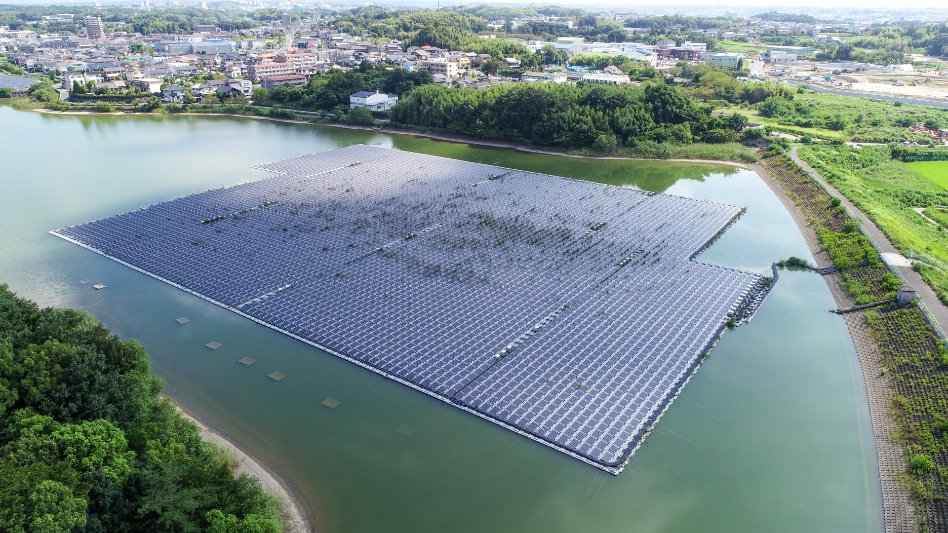 太陽光発電パネルが浮く湖