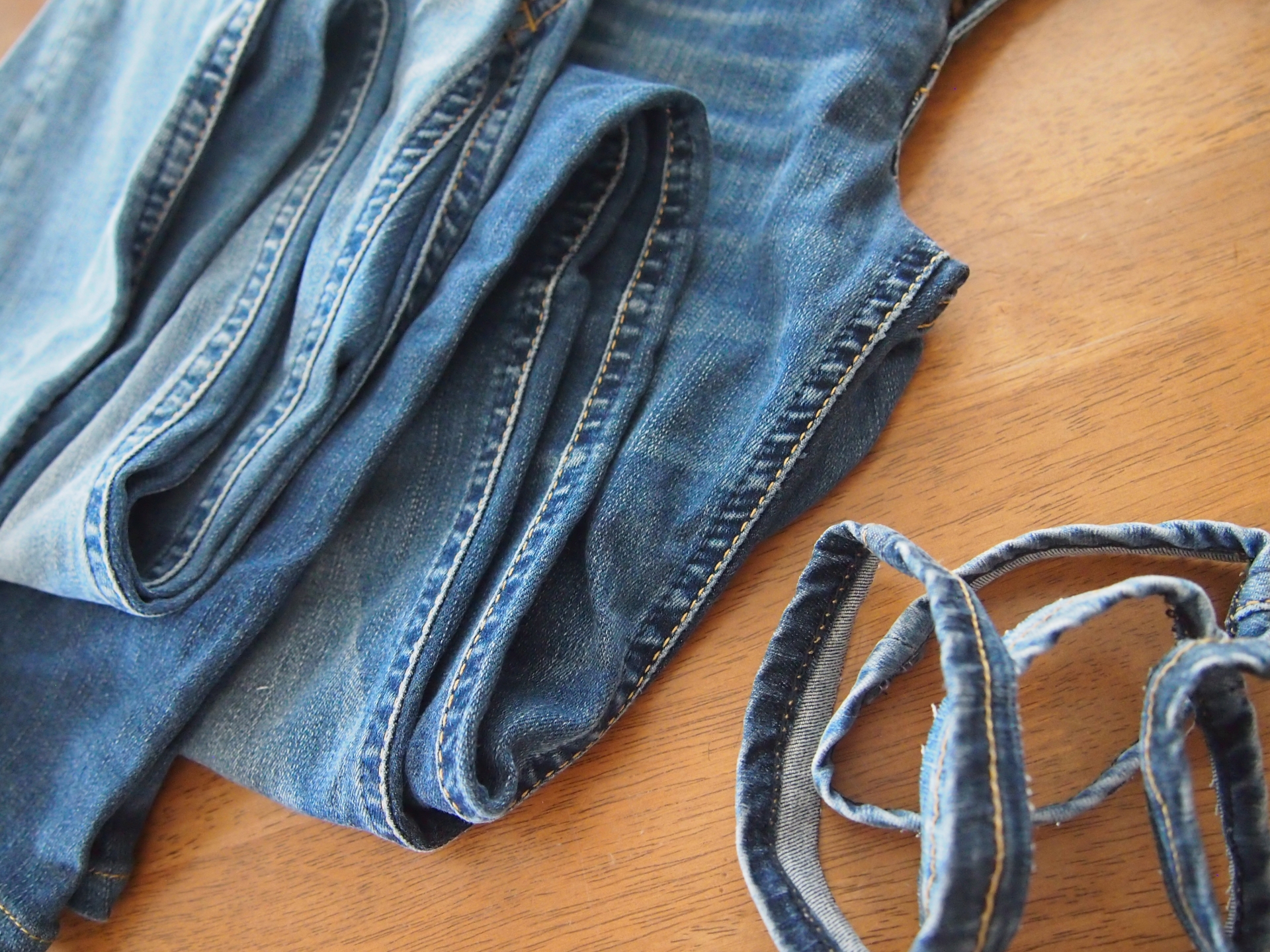 デニムの裾のハギレ