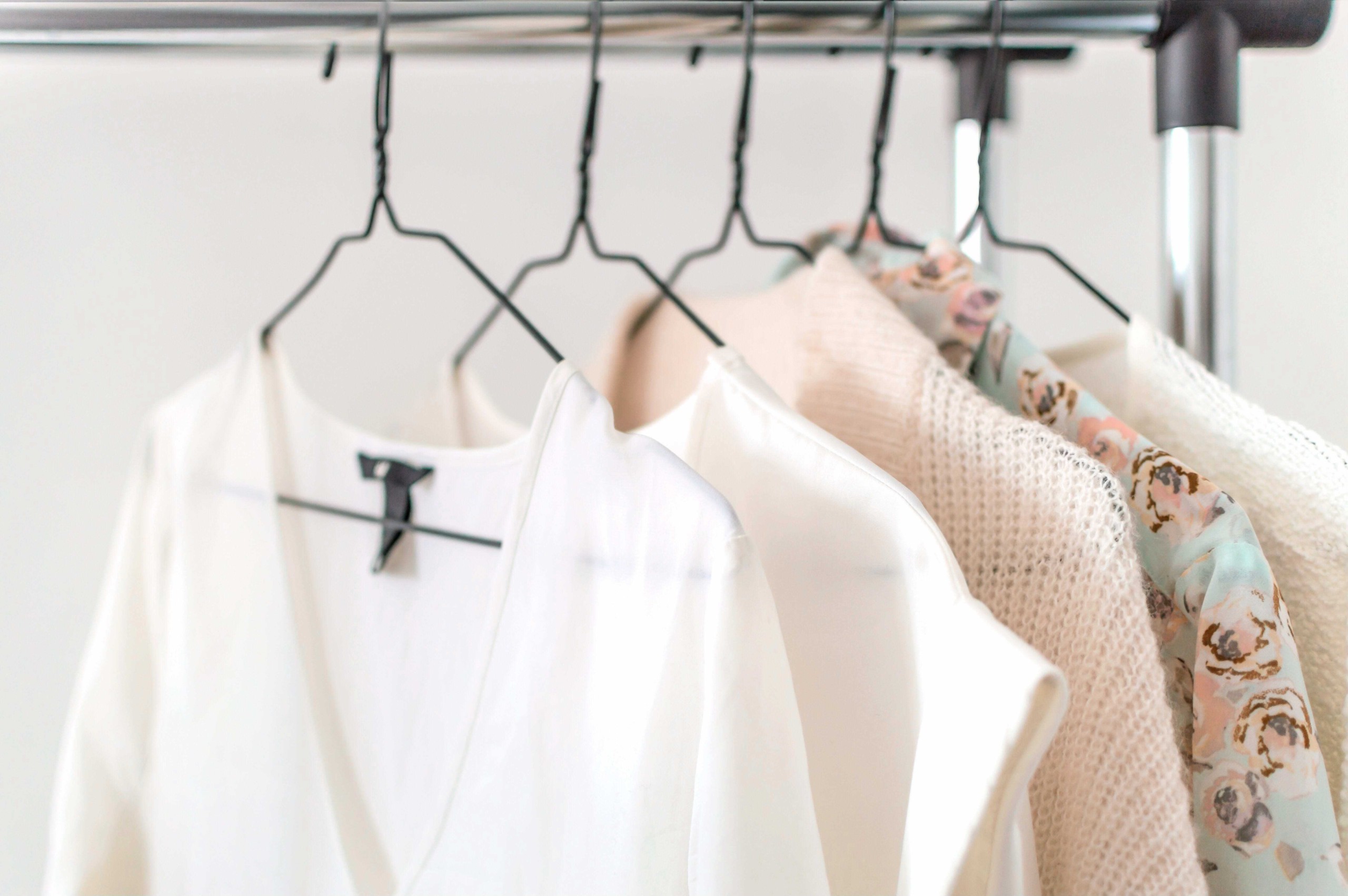 ハンガーに掛かった洋服