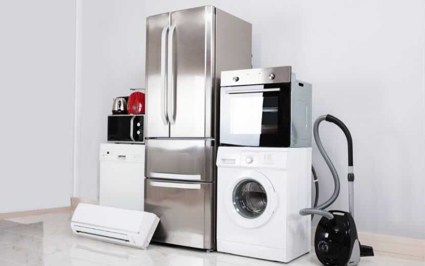 積み重なった廃棄家電