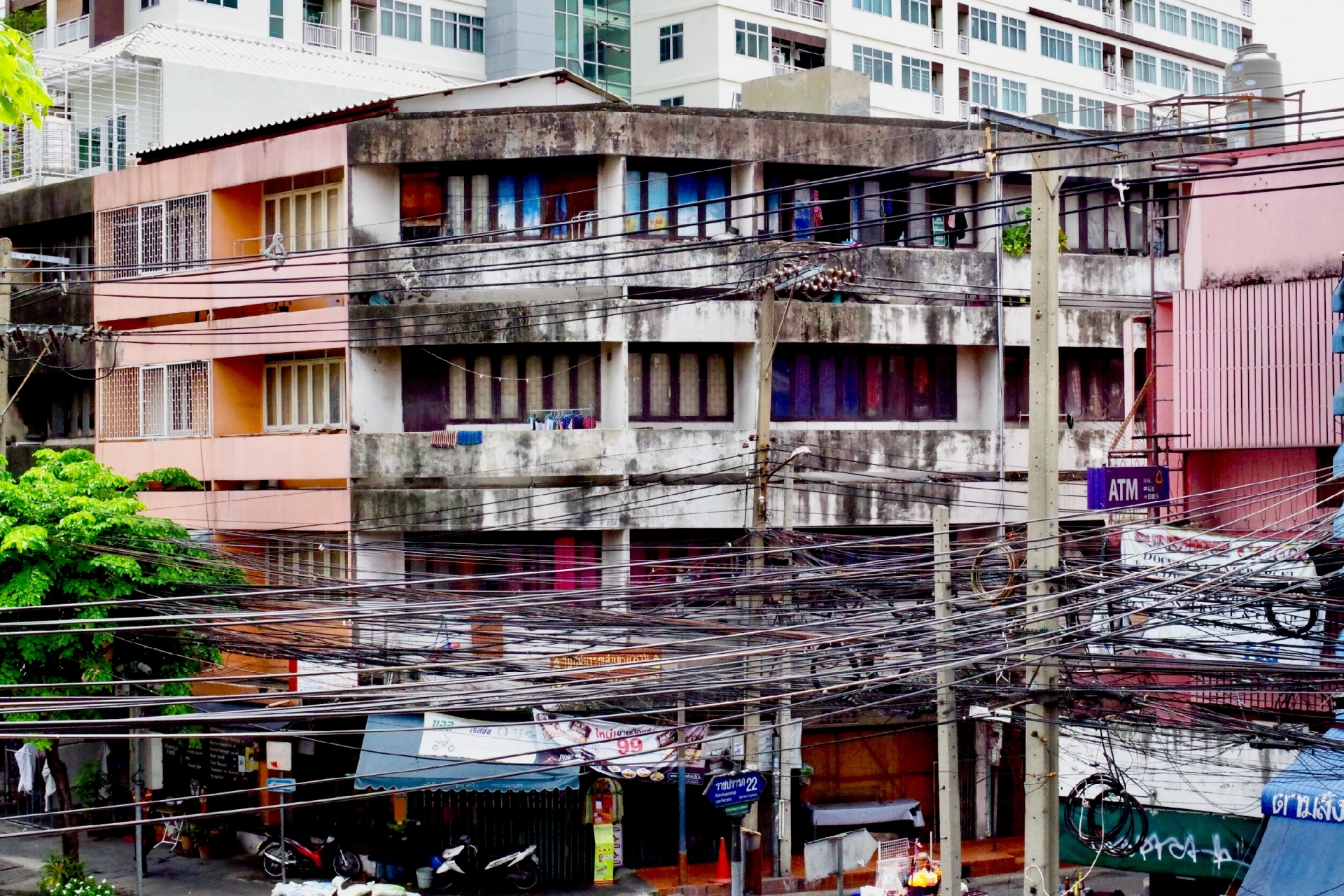 混沌と貧困の街かど