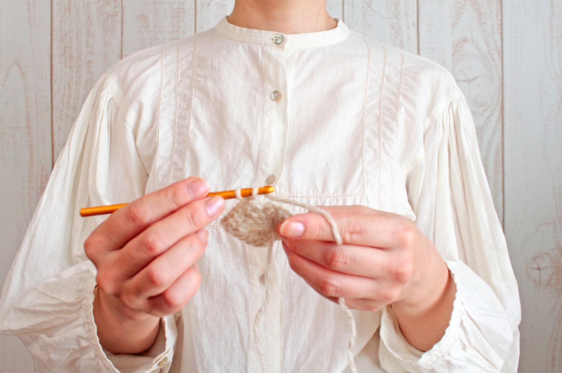 手編みをする人