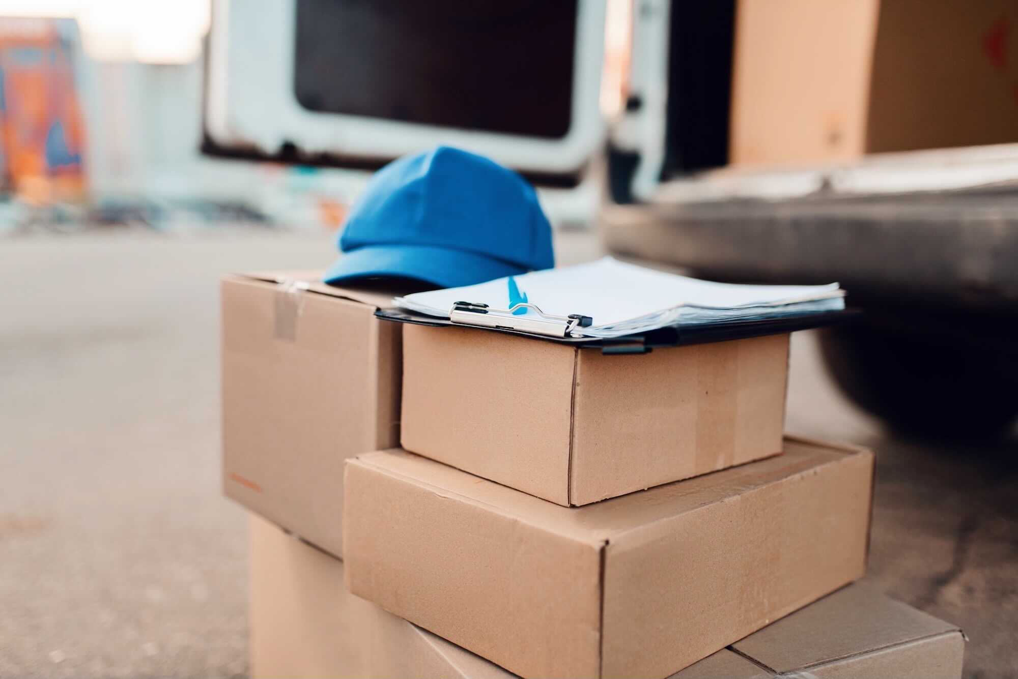 宅配ボックス前　荷物