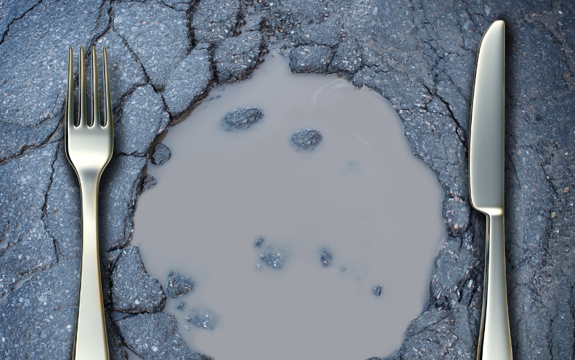 貧困 水たまりで食事